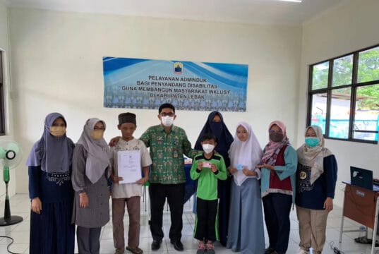 Disdukcapil Lebak Berikan Dokumen Adminduk bagi Penyandang Disabilitas di SKH 02 Lebak Disdukcapil saat memberikan pelayanan jemput bola di SKH 02 Rangkasbitung.