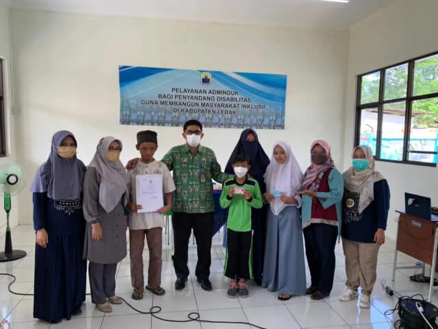 Disdukcapil saat memberikan pelayanan jemput bola di SKH 02 Rangkasbitung.