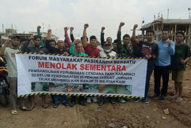Warga kampung Pasirandu saat mendatangi proyek pembangunan perumahan Cendana Park.