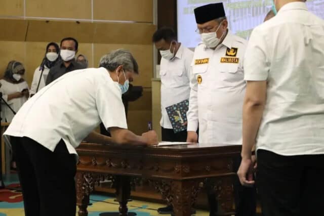 Tingkatkan Kinerja, Wali Kota Lantik Puluhan Pejabat
