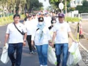 Kepala Dinas Lingkungan Hidup Kabupaten Tangerang, Achmad Taufik bersama komunitas Banksasuci saat memungut sampah di jalanan.
