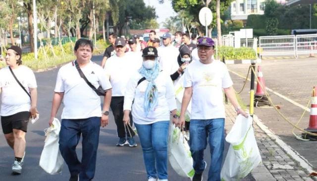 Kepala Dinas Lingkungan Hidup Kabupaten Tangerang, Achmad Taufik bersama komunitas Banksasuci saat memungut sampah di jalanan.