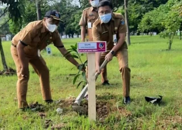 Kepala Dinas DLHK, Achmad Taufik saat menanam bibit pohon.