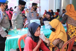 Sambut HUT Bhayangkara ke-76, Polsek Benda Berbagi Makanan Gratis di Gerai Vaksinasi