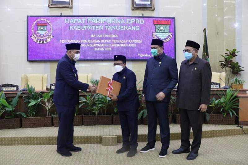 Bupati Tangerang Ahmed Zaki Iskandar saat menyerahkan berkas dokumen ke Pimpinan DPRD Kabupaten Tangerang.
