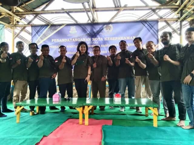 Para jurnalis bareng Kepala Kejari Kabupaten Tangerang Nova Elida Saragih beserta jajarannya.