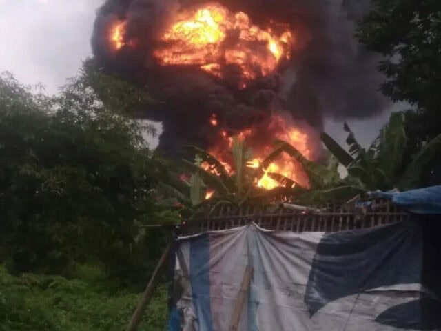 Tampak api saat berkobar menjulang tinggi.