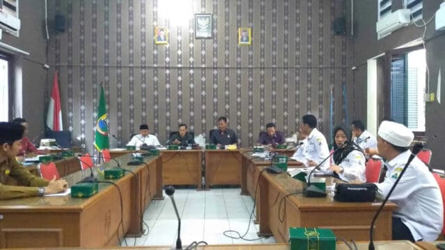 APDESI Kabupaten Lebak datangi Komisi I DPRD Lebak bahas sistem Bank BJB Lebak persulit pemerintah desa.