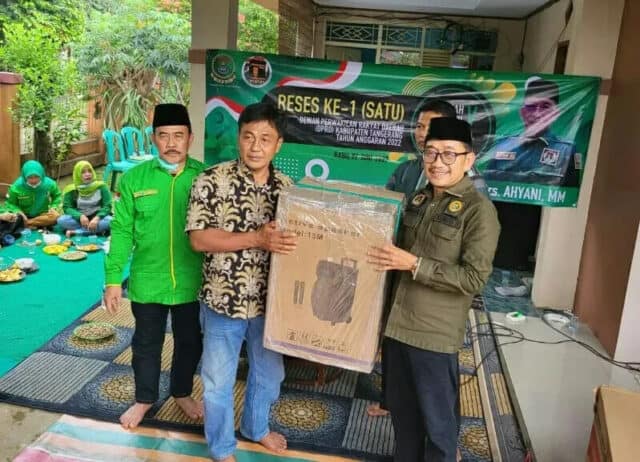 Ahyani Anibhani Anggota DPRD Kabupaten Tangerang fraksi PPP saat bersama warga dalam kegiatan reses.