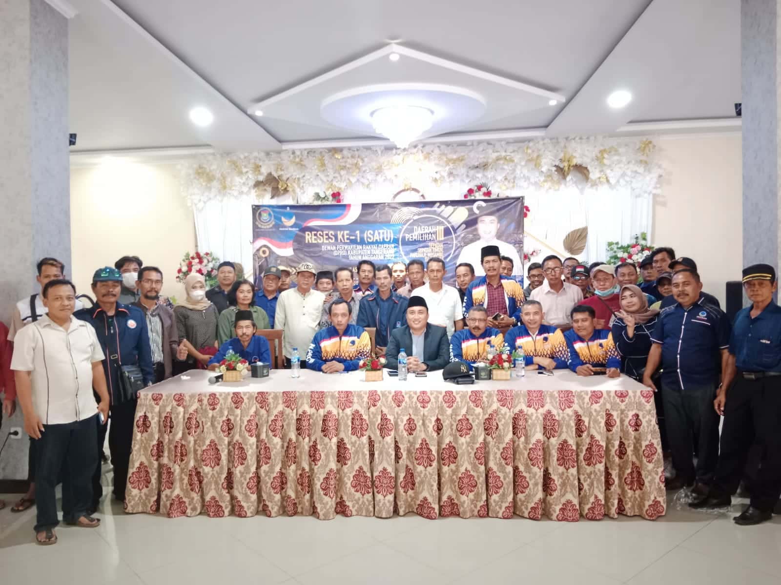 Chris Indra Wijaya anggota DPRD Kabupaten Tangerang saat bersama warga di kegiatan reses.