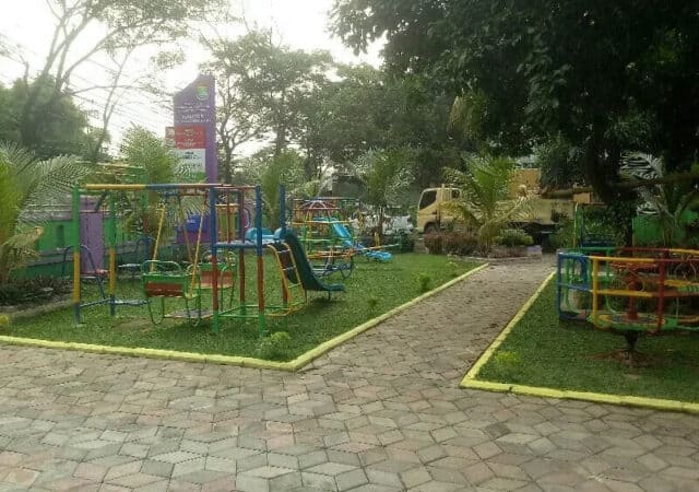 Taman bermain edukasi anak di Kantor Desa Kadu, Kecamatan Curug.
