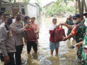 Banjir, TNI - Polri Serahkan Bantuan Paket Sembako Bagi Warga Desa Tanjung Burung