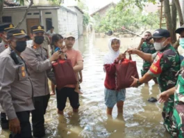 Banjir, TNI - Polri Serahkan Bantuan Paket Sembako Bagi Warga Desa Tanjung Burung