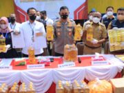 Polisi Ungkap Praktik Curang Minyak Goreng Curah Dikemas Premium di Tangerang