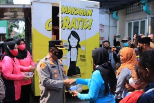 Sambut HUT Bhayangkara ke-76, Polsek Benda Berbagi Makanan Gratis di Gerai Vaksinasi Sambut HUT Bhayangkara ke-76, Polsek Benda Berbagi Makanan Gratis di Gerai Vaksinasi