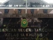 KOTA TANGERANG, Pelitabanten.com - Sidang Pra Peradilan atas penetapan Jimmy Lie sebagai tersangka di Pengadilan Negeri (PN) Tangerang Kelas IA Khusus sudah diputuskan hakim pada Kamis, 30 Juni 2022 hari ini dan dinyatakan DITOLAK. Hal tersebut dibacakan, Majelis hakim tunggal Rustiyono dalam putusannya dengan menjatuhkan putusan MENOLAK seluruhnya permohonan pemohon dalam praperadilan atas penetapan Jimmy Lie sebagai tersangka. "Mengadili. Satu, menolak prapradilan pemohon untuk seluruhnya. Dua, membebankan biaya perkara kepada pemohon," kata Hakim Tunggal Rustiyono di Ruang Sidang 1 PN Tangerang Kelas IA Khusus. Maka dengan demikian, penetapan Jimmy Lie sebagai tersangka oleh Polres Metro Tangerang Kota adalah SAH Jimmy Lie diduga menggunakan NIK KTP orang lain tanpa seizin pemiliknya untuk kepentingan mengurus surat izin usahanya. Jimmy Lie pun dijerat dengan Pasal 263 ayat 2 KUHP dan atau Pasal 266 ayat 2 KUHP. Pihak Jimmy Lie mengajukan praperadilan sah atau tidak statusnya sebagai tersangka ke Pengadilan Negeri Tangerang Kelas IA Khusus. Adapun pihak Jimmy Lie sebagai pemohon dan Sat Reskrim Polres Metro Tangerang Kota sebagai termohon. Namun, permohonan pihak Jimmy Lie ditolak seluruhnya oleh majelis hakim tunggal Rustyiono. Prapradilan tersebut dimenangkan oleh Polres Metro Tangerang Kota.