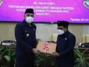 Bupati Tangerang Ahmed Zaki Iskandar saat menyerahkan berkas dokumen ke Ketua DPRD Kabupaten Tangerang H. Kholid Ismail.