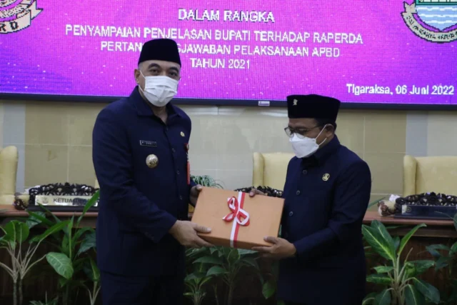 Bupati Tangerang Ahmed Zaki Iskandar saat menyerahkan berkas dokumen ke Ketua DPRD Kabupaten Tangerang H. Kholid Ismail.