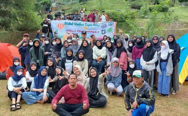 Murid Sekolah SMA Muhammadiyah 3 Kota Tangerang bersama dengan para gurunya.