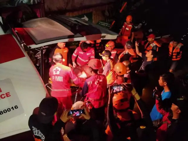 Cerita Ibu Hamil Hendak Melahirkan Terjebak Banjir, Dievakuasi PMI Kota Tangerang Cerita Ibu Hamil Hendak Melahirkan Terjebak Banjir, Dievakuasi PMI Kota Tangerang