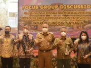 Bupati Zaki didampingi Kepala DPMPTSP Kabupaten Tangerang, Soma Atmaja, dengan para Narasumber.