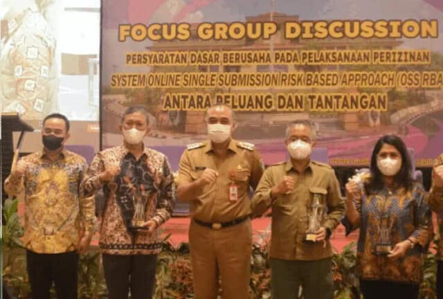 Bupati Zaki didampingi Kepala DPMPTSP Kabupaten Tangerang, Soma Atmaja, dengan para Narasumber.