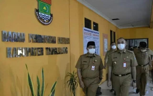 Bupati Zaki bersama jajarannya saat berada di Bapenda Kabupaten Tangerang.