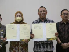 Bupati Pandeglang Irna Narulita MoU dengan Walikota Cilegon Helldy Agustian terkait pengelolaan sampah.