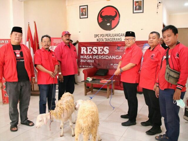 Ananta Wahana saat reses sambil memberikan hewan kurban di DPC PDIP Kota Tangerang.
