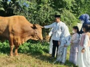 Rano Alfath bersama keluarganya saat menyalurkan hewan kurban untuk masyarakat.
