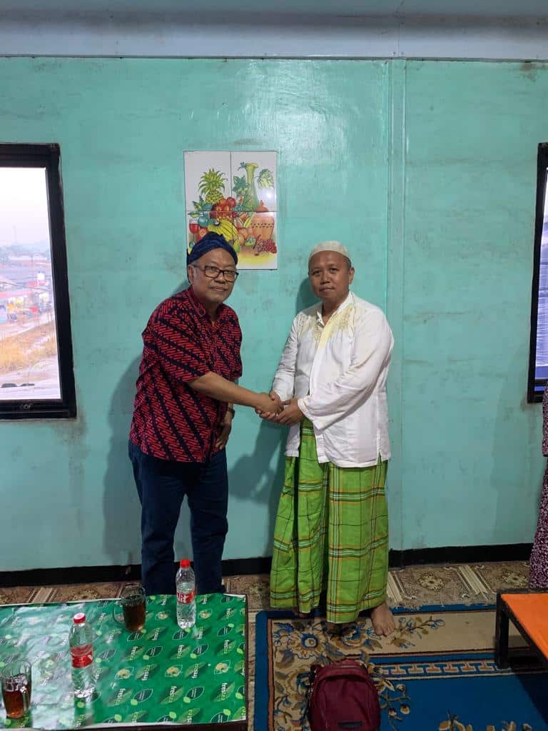 Ananta Wahana saat bersama KH Khozinul Asror, Pengasuh Podok Pesantren Al-Khoziny di Kecamatan Jiput.