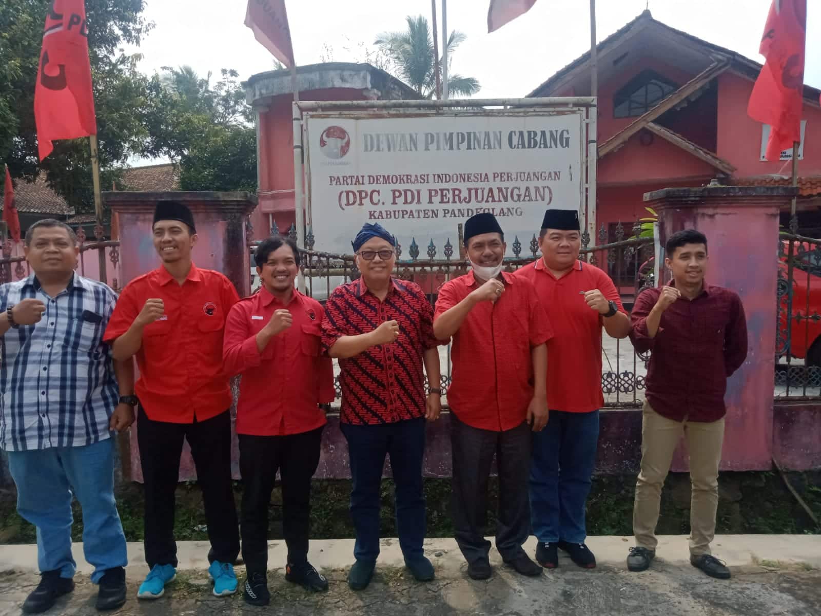 Ananta Wahana saat bersama pengurus DPC PDIP Kabupaten Pandeglang.