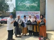Ananta wahana saat memberikan paket sembako ke Pengasuh PAUD di Pandeglang.