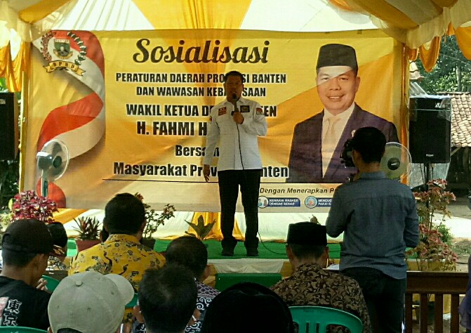 Fahmi Hakim saat memberikan sambutannya di kegiatan Sosialisasi Perda dan Wawasan Kebangsaan di kampung Ancol Desa Sukasari Kecamatan Tunjung Teja.