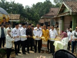 Fahmi Hakim saat menggunting pita simbolis peresmian pembangunan jalan di kampung Ancol Desa Sukasari Kecamatan Tunjung Teja.