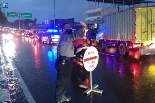 Banjir 50 Sentimeter, Polisi Urai Kemacetan Panjang di Fly Over Cibodas