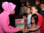 Peduli Pengungsi Banjir, Bhayangkari Cabang Polrestro Tangerang Kota Salurkan Bantuan
