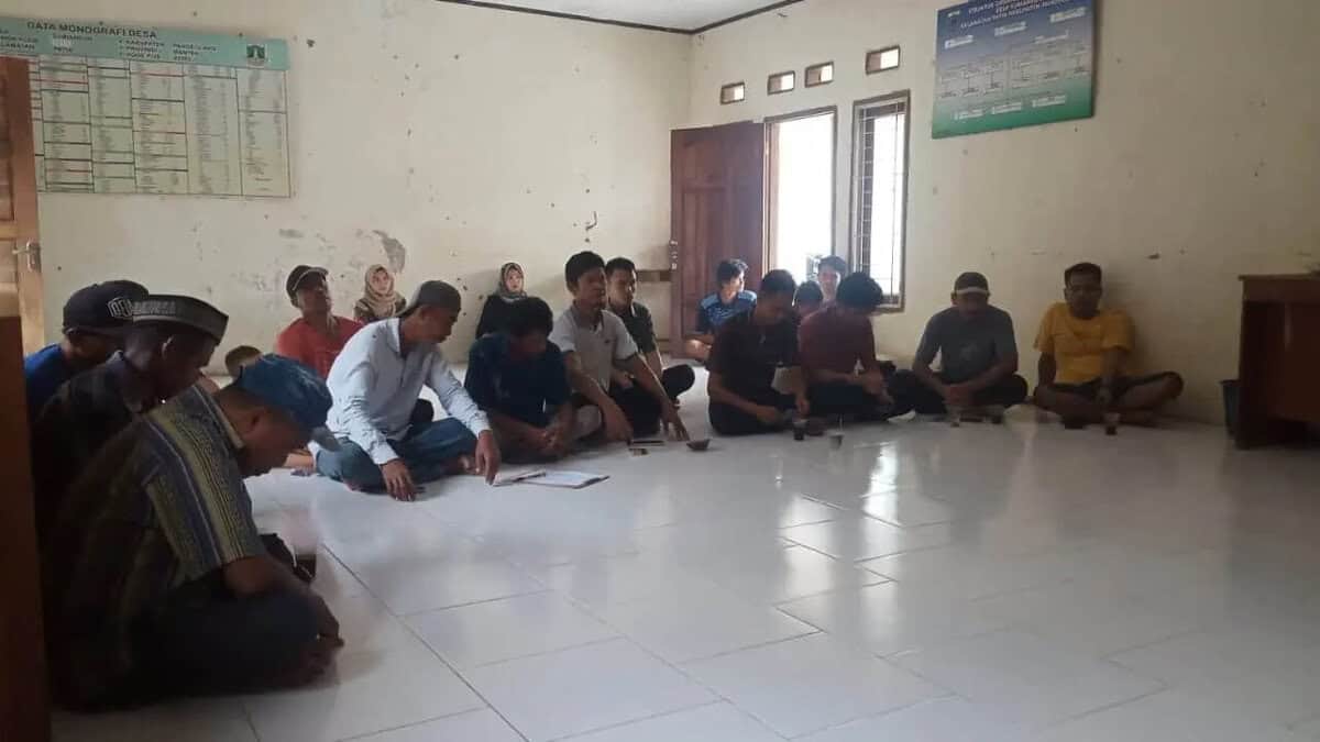 Masyarakat Kampung Surianeun, Desa Surianeun, Kecamatan Patia, Kabupaten Pandeglang dalam rapat Kampung Siaga Bencana.