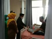 Ketua DPRD Kabupaten Tangerang Kholid Ismail saat berdialog dengan salah satu pasien RSUD Pakuhaji.