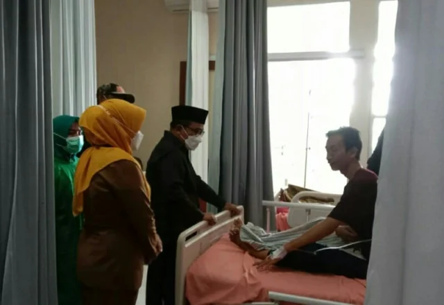 Ketua DPRD Kabupaten Tangerang Kholid Ismail saat berdialog dengan salah satu pasien RSUD Pakuhaji.