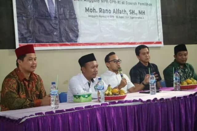 Rano Alfath (ditengah) saat menyampaikan penjelasan empat pilar kebangsaan kepada masyarakat.