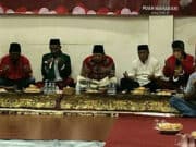Irvansyah (ditengah) saat doa bersama Tasyakuran memperingati Dirgahayu HUT RI ke 77 tahun.