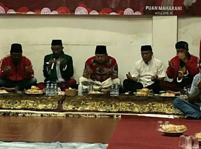 Irvansyah (ditengah) saat doa bersama Tasyakuran memperingati Dirgahayu HUT RI ke 77 tahun.