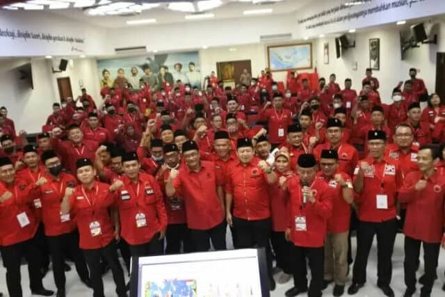 Kader PDIP Kabupaten Tangerang saat berfoto bersama di kegiatan pendidikan kader Pratama di DPP.