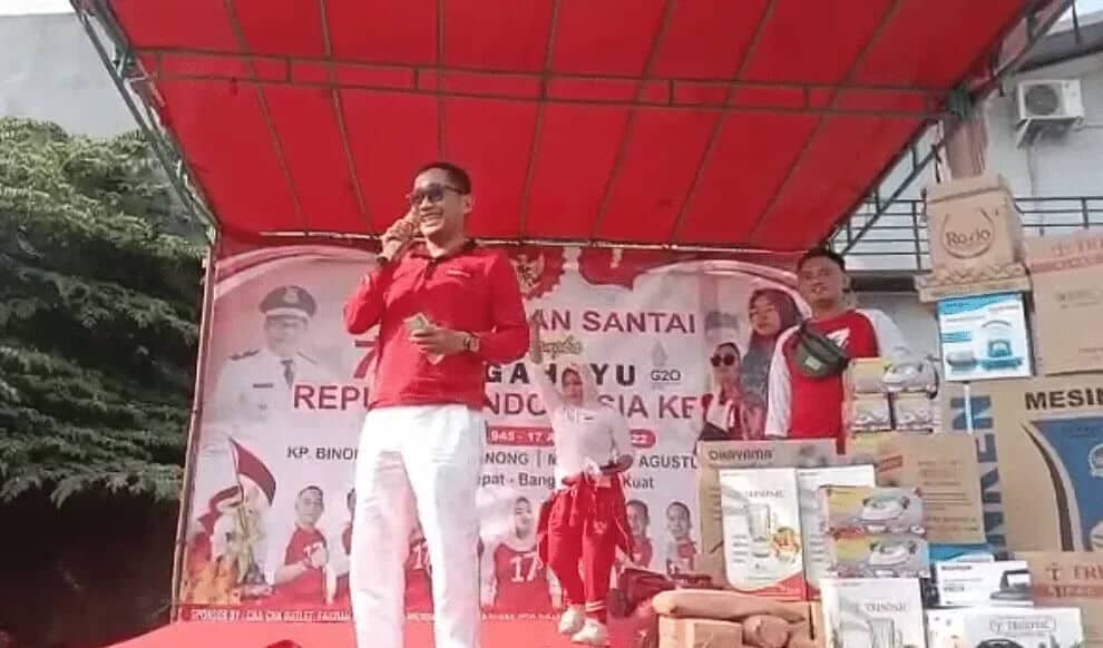 Tampak Dewan Ahyani Anibhani saat mengumumkan hadiah doorprize.