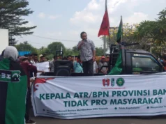 Aliansi Rakyat Bergerak menuntut agar reforma agraria ditegakan., saat orasi di KP3B Provinsi Banten pada Senin (08/08/2022).