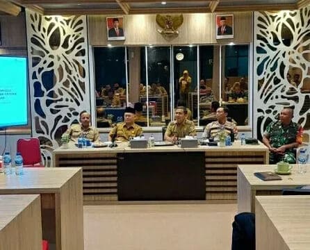 Camat Legok Cucu Abdurrosyied saat rapat membahas revitalisasi Pasar Legok.