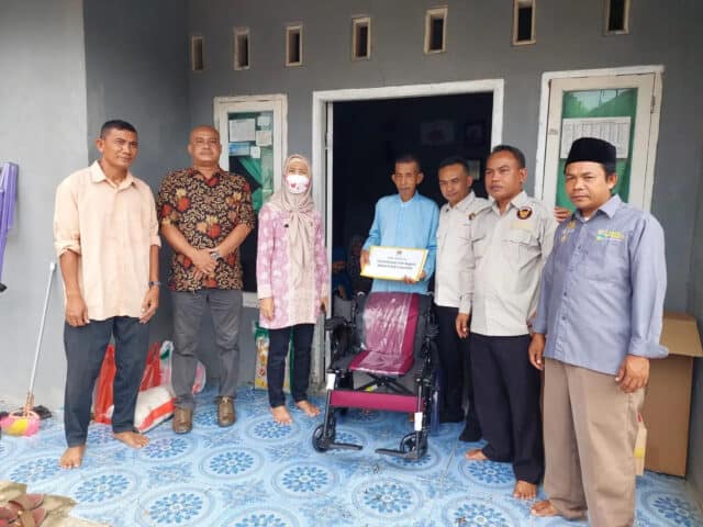 Peduli Sosial, PWI Bersama Pemkab Tangerang Salurkan Kursi Roda