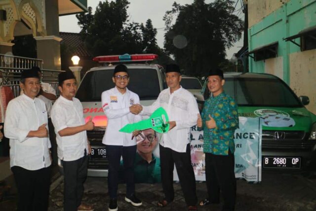 Rano Alfath Berikan Mobil Ambulans dan Sembako ke Warga Perumahan Total Persada