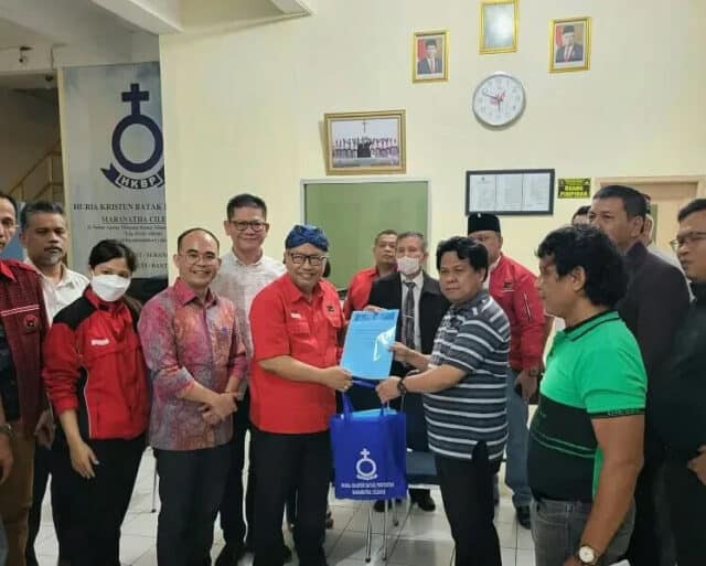 Anggota DPR RI Fraksi PDIP Dapil Banten, Ananta Wahana dan jajaran pengurus DPD PDIP Banten saat melakukan pertemuan dengan Pengurus dan Panitia Pembangunan Gereja HKBP Maranatha di Istana Cilegon.